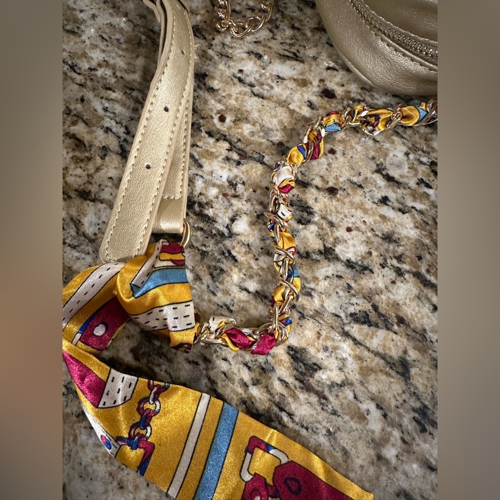 Badgley Mischka Gold Quilted Crossbody/ Camera Bag🎉🎉Host Pick✨✨ - Picture 5 of 11